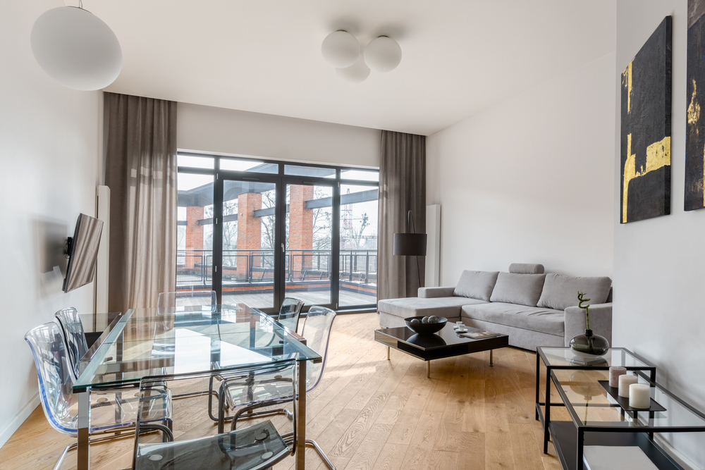 Glass,Dining,Table,And,Transparent,Chairs,In,Living,Room,With