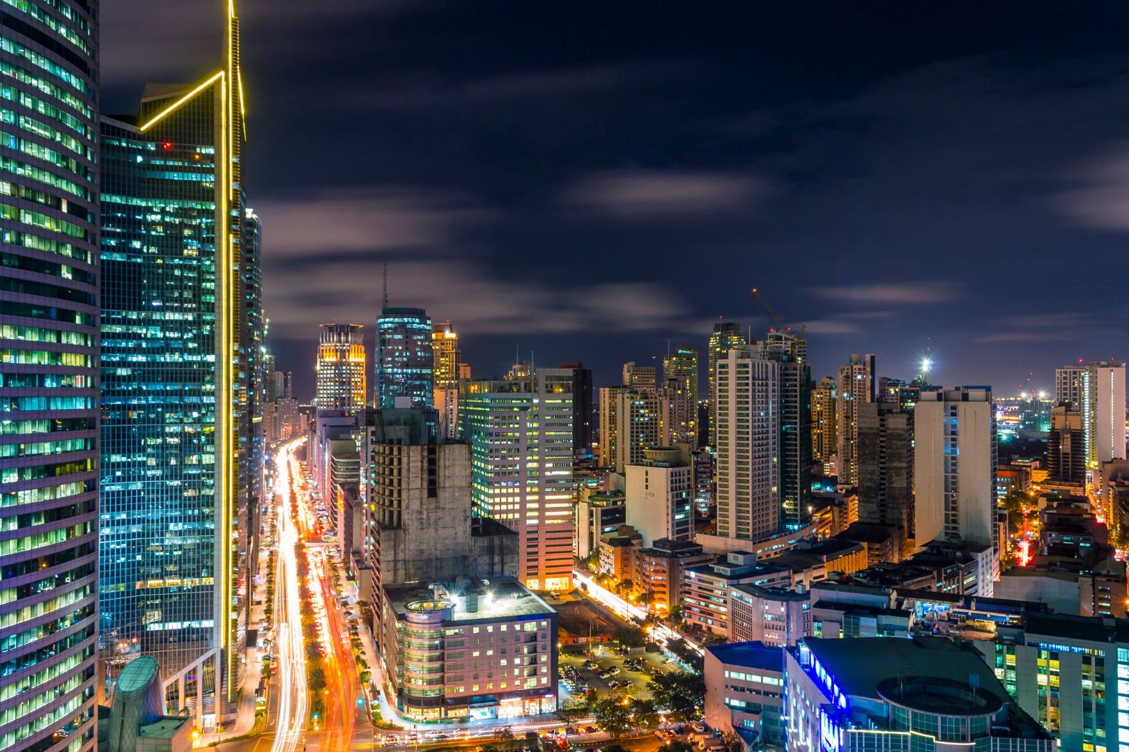 Bustling,Scene,Of,Ayala,Avenue,And,Makati,Skyline,At,Night,